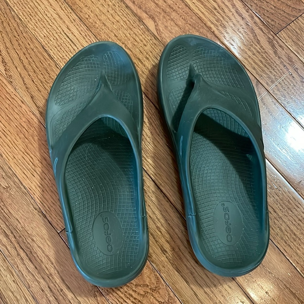 Oofos mens 7/womens 9 flip flops green